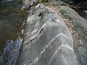 信州松本浅間温泉　ホテル玉の湯（玉之湯） 名勝探訪　横川の蛇石（よこかわのじゃいし）