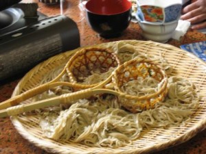 上高地にほど近い奈川の名物「とうじそば」　