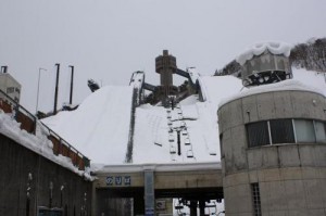 信州観光情報　雪の白馬ジャンプ台へ登りました！！