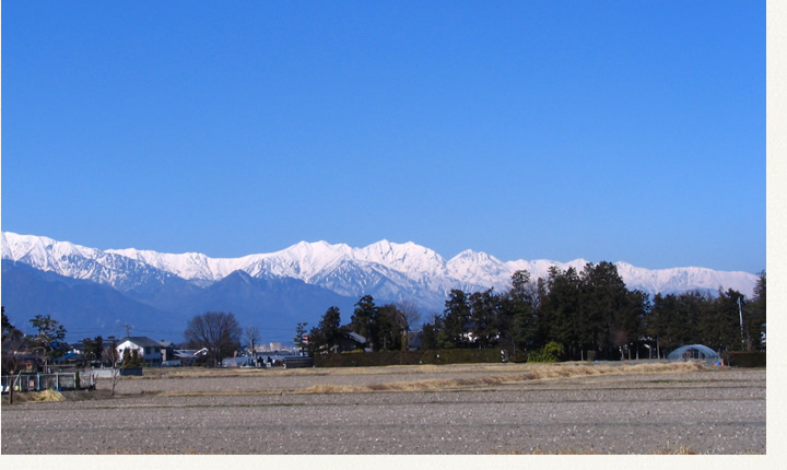 冬の澄んだ空気、北アルプスの眺望が素晴らしい。 
北アルプス山麓から見上げる白い３０００メートル級の峰々は感動。