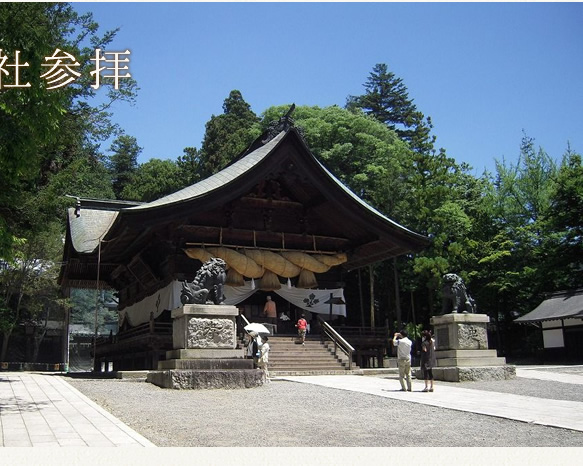 諏訪大社下社秋宮　万治の石仏　画家の岡本太郎氏が大絶賛した傑作 全国各地にある諏訪神社総本社であり、国内にある最も古い神社の一つとされて います。７年に一度行われる「御柱祭」は日本三大奇祭のひとつ。
